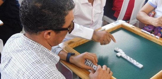 Personas con discapacidad visual participan en un torneo de dominó. Foto: cortesía del Patronato Nacional de Ciegos
