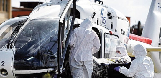 Personal médico cuando trasladaba a un paciente con Covid-19 a un helicóptero en Toulouse, Francia. AFP