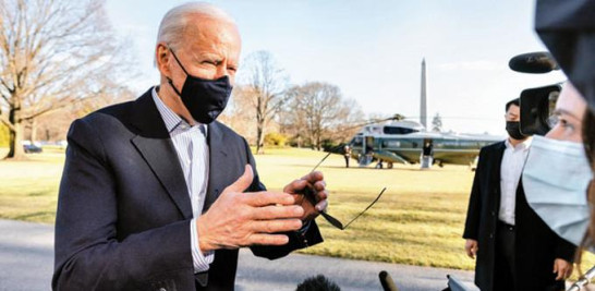 El presidente de Estados Unidos, Joe Biden, se detiene para hablar con los periodistas ayer en el jardín sur de la Casa Blanca, en Washington, DC. AFP