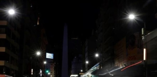 El obelisco de Buenos Aires con las luces apagadas durante la Hora del Planeta, el 27 de marzo de 2021 afp