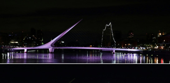 El Puente de la Mujer, en Buenos Aires, Argentina apagó su iluminación para unirse a la manifestación "La Hora del Planeta". Afp