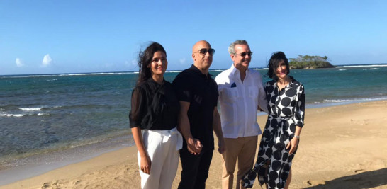 El presidente Luis Abinader y el actor Vin Diesel, juntos a sus esposas, Raquel Arbaje y Paloma Jiménez, respectivamente, frente a una playa del litoral atlántico de Puerto Plata.