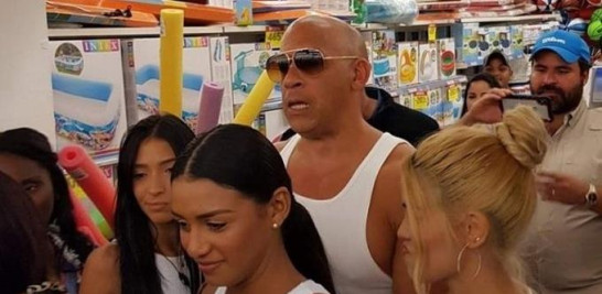 En enero de 2020, Vin Diesel fue capturado por las cámaras de fanáticos realizando compras con amistades en el supermercado Jumbo de La Romana.