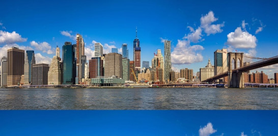 Arriba: El skyline de Nueva York 'original' tal y como es en la realidad actualmente (imagen de Remitly)/ Abajo: Skyline de Nueva York después de editado sin los edificios diseñados por arquitectos extranjeros (Foto cedida por Remitly)