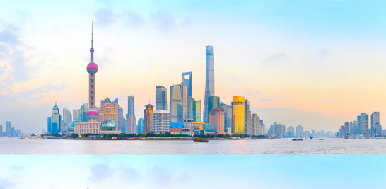 Arriba:  El skyline de Shanghái 'original' tal y como es en la realidad actualmente (imagen de Remitly)./Abajo: Skyline de Shanghái después de editado sin los edificios diseñados por arquitectos extranjeros (Foto cedida por Remitly).