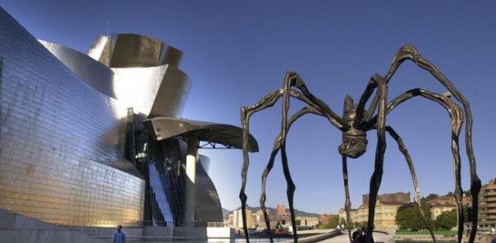 Una gigantesca araña metálica, obra de la escultora franco-estadounidense, Louise Bourgeois, titulada "Mamá" aparece instalada en los exteriores del Museo Guggenheim Bilbao . EFE/Txema Fernández