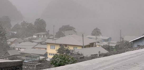 Este 10 de abril de 2021, la imagen del folleto cortesía del Centro de Investigación Sísmica de la UWI muestra casas en Chateaubelair, Sain Vincent, cubiertas de ceniza después de la erupción del volcán La Soufriere el 9 de abril.
Centro de Investigación Sísmica de la UWI / AFP