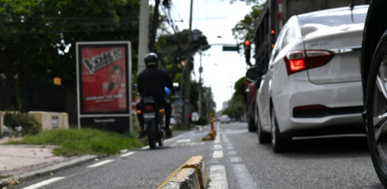 La ciclo vía de la avenida Bolívar es invadida por personas que circulan en otros vehículos.