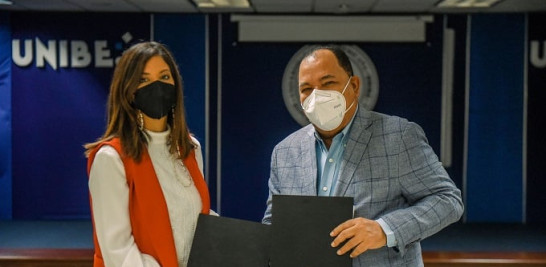 La doctora Odile Camilo y el licenciado César Cedeño Ávila, luego de firmar el acuerdo de cooperación.