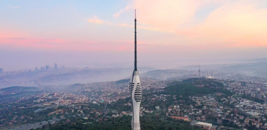 3.-Una vista aérea de la nueva torre de Estambul y el bello paisaje que se divisa desde ella que abarca parte d eAsia y parte de Europa.Foto: Melike Altinisik Architects (realizada por NAARO).