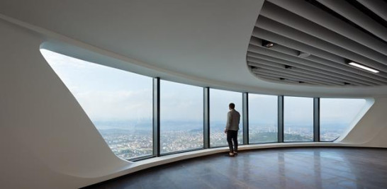 8.-Un hombre asomado al mirador de la torre de televisión y radio de Estambul.Foto: Melike Altinisik Architects (realizada por NAARO).