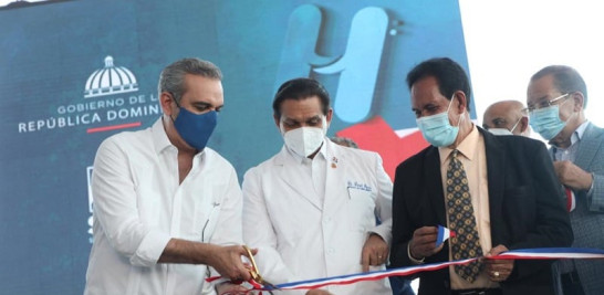Abinader dejando inaugurada una sala de emergencias del Hospital San Vicente de Paúl en SFM. / Foto: Presidencia