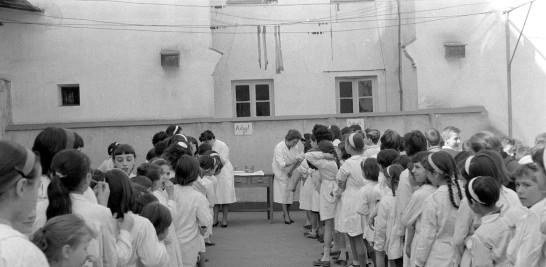 3.-Un grupo de niños en España, en los años 60 están en fila para recibir una dosis de la vacuna contra la viruela. Foto EFE
