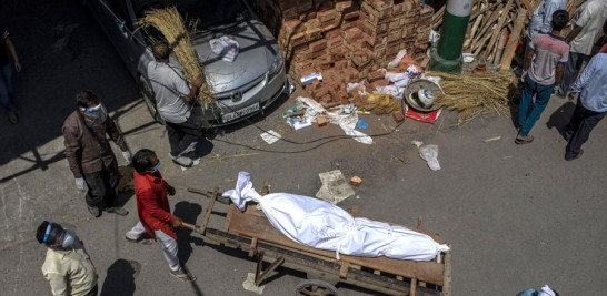 Obreros retiran un cuerpo de un hospital en Nueva Delhi.