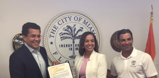 El ministro de Turismo, David Collado, junto a Stephanie Severino, directora de Relaciones Públicas de la Alcaldía de Miami y el alcalde de Miami, Francis Suárez, al recibir reconocimiento.