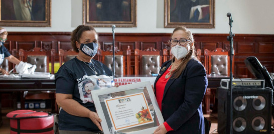 Francisca Peña entrega reconocimiento a la gobernadora Rosa Santos.