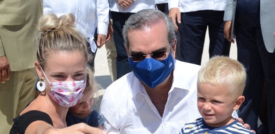 El presidente Luis Abinader junto a turistas.