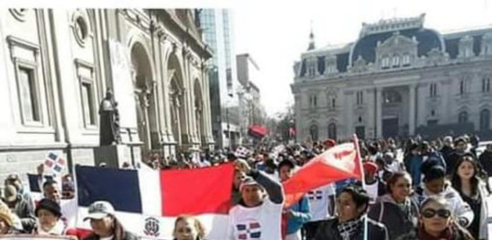 Los domincianos han participado en manifestaciones a favor de la regularización de extrajeros en Chile.