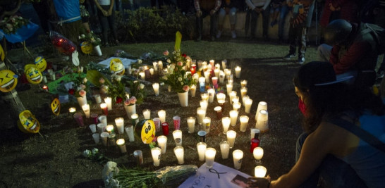 Una persona coloca una vela cerca del lugar de un accidente de tren donde una línea elevada del metro colapsó parcialmente, durante un evento en honor a las víctimas, en la Ciudad de México, el 7 de mayo de 2021. El colapso de un paso elevado del metro de la Ciudad de México que dejó 25 personas muertas podrían haber sido causadas por defectos en las vigas de acero o daños en las juntas, dijeron los expertos a la AFP.
CLAUDIO CRUZ / AFP