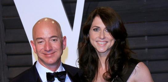 2.-El empresario estadounidense y fundador de Amazon, Jeff Bezos (i) junto a su exesposa, MacKenzie Bezos . EFE/Nina Prommer
