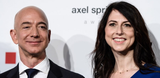 5.-Fotografía del 24 de abril de 2018 que muestra al CEO de Amazon, Jeff Bezos, y a su entonces mujer, Mackenzie Bezos (d. EFE/ Clemens Bilan