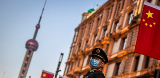9.-Un miembro del Ejército Popular de Liberación (EPL) monta guardia en la calle Nanjing en Shanghái. EFE/EPA/ALEX PLAVEVSKI