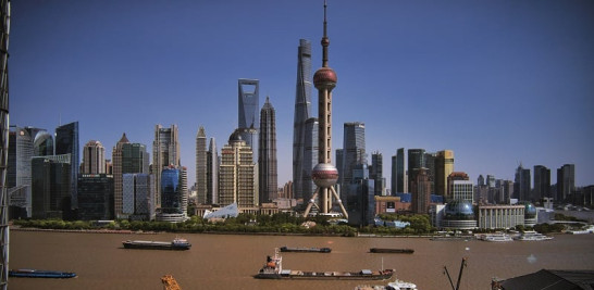 11.-El Bund y la torre Oriental Pearl Tower en Shanghái, China, con empresas construyendo en primer término. EFE/EPA/ALEX PLAVEVSKI