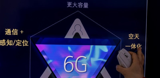 14.-Un empleado explica la conectividad 6G que se prevé que esté disponible en unos 10 años en el stand de Nokia en el MWC (Mobile World Congress) Shanghai 2021 en Shanghái, China, EFE/EPA/ALEX PLAVEVSKI