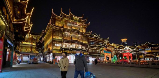 16.-Una pareja pasea por el jardín Yuyuan, decorado para la celebración del Año Nuevo Chino, en Shanghái, China, el 27 de enero de 2021. . EFE/EPA/ALEX PLAVEVSKI