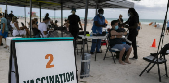 Las personas reciben una vacuna Johnson & Johnson Covid-19 en un centro de vacunación emergente en la playa, en South Beach, Florida, el 9 de mayo de 2021.
Eva Marie UZCATEGUI / AFP