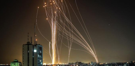 Se lanzan cohetes desde la ciudad de Gaza, controlada por el movimiento palestino Hamas, en respuesta a un ataque aéreo israelí contra un edificio de 12 pisos en la ciudad, hacia la ciudad costera de Tel Aviv, el 11 de mayo de 2021. ANAS BABA / AFP