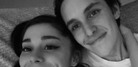 Ariana Grande contrajo nupcias con el agente de bienes raíces Dalton Gomez en una ceremonia íntima.