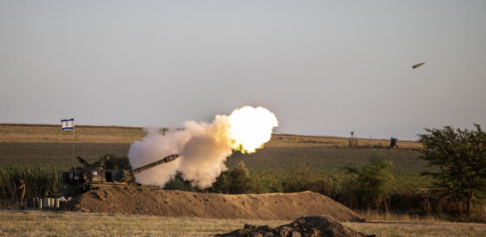 Una unidad de artillería israelí lanza misiles hacia objetivos en la Franja de Gaza, cerca de la frontera entre Gaza e Israel, el miércoles 19 de mayo de 2021. (AP Foto/Tsafrir Abayov)