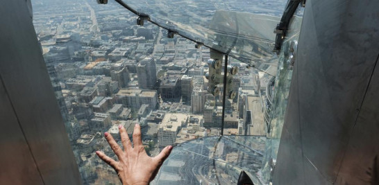 Una renovación acabará con el Skyslide, ubicado a casi 1,000 pies de altura que dio a los buscadores de emociones un breve paseo en el exterior de un rascacielos del centro de Los Ángeles. (Foto AP / Richard Vogel, Archivo)