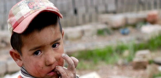 Un niño colombiano trabaja junto a su padre en una fábrica de adobe artesanal.. EFE/Kena Betancur