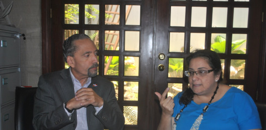 Juan Pablo Uribe, y la directora del Museo Memorial de la Resistencia Dominicana (MMRD), Luisa de Peña Díaz. Foto: Juan Salazar/Listín Diario.