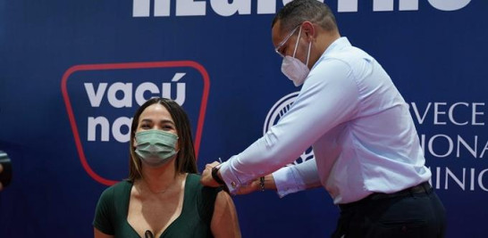 Luz García  recibe la vacuna por el  dr victor Arias.