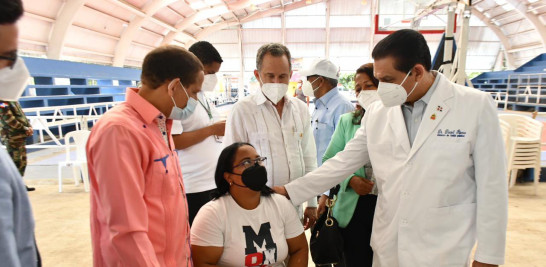 El ministro de Salud, Daniel Rivera, en una de las jornadas de supervisión del proceso de vacunación en el país.