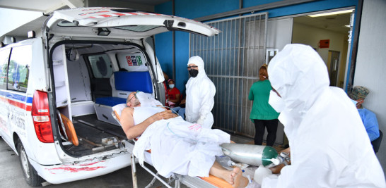 El movimiento de ambulancias desde y hacia los hospitales con pacientes de Covid era ayer intenso. J. A. MALDONADO