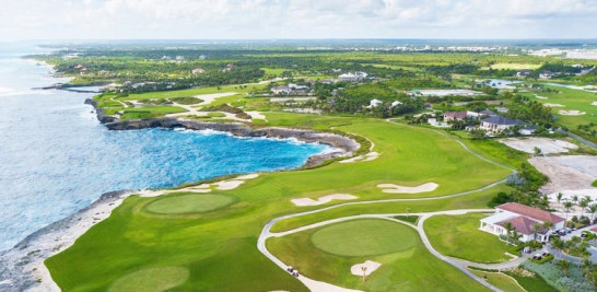 Los dos hoyos de cierre de ambas vueltas de Corales. En primer plano el 9, y detrás el 18, escenarios de grandes batallas entre los profesionales del PGA Tour. A la derecha, la casa club.