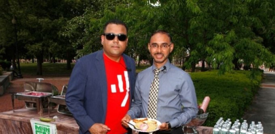 El chef Amilkar Gonell y el alcalde de Lawrence, Kendrys Vásquez.