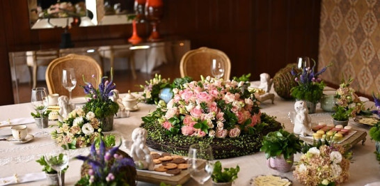 La espectacular mesa de té fue decorada por Isidro Nolasco, con un concepto que mezcló la naturaleza con el sentido espiritual.