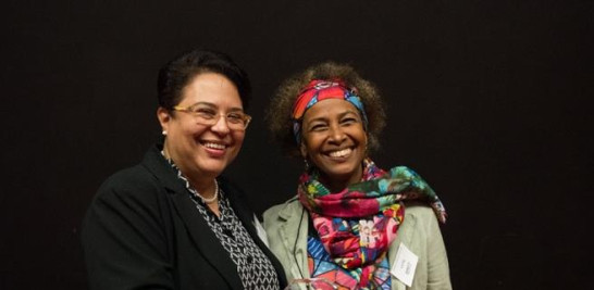 Patricia Lamelas, a la izquierda, mientras recibía el premio Seacology 2018 de manos de Leida Buglass, representante en el país de la organización ecologista con sede en Estados Unidos. Seacology