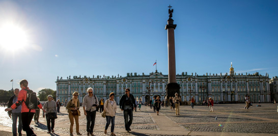 La gran Plaza del Palacio de San Petersburgo, donde se ubica el museo Hermitage, es uno de los grandes reclamos turísticos de esta ciudad. EFE/SRDJAN SUKI
