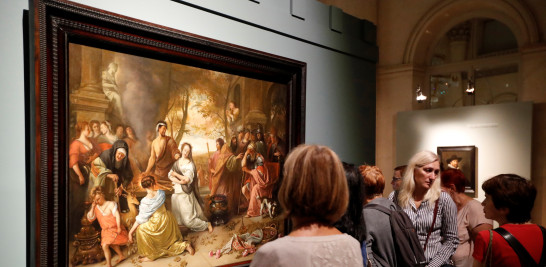 Visitantes miran una obra de arte titulada "Sacrificio de Iphigenia" por Jan Steen durante la exhibición "La edad Rembrandt y Vermeer. Obras maestras de la colección Leiden" en septiembre de 2018, en el Museo del Hermitage, en San Petersburgo (Rusia). EFE/Anatoly Maltsev