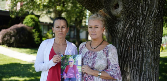 Angela Ermold, a la derecha, y su hermana, Denise Gracely, sostienen una foto de su madre, Marian Rauenzahn, el jueves 17 de junio de 2021, en Fleetwood, Pensilvania. Las restricciones pandémicas están desapareciendo en casi todas partes, excepto dentro de muchos de los hogares de ancianos de Estados Unidos. Los han protegido hasta la muerte, dijo Gracely. (Foto AP / Matt Slocum)
