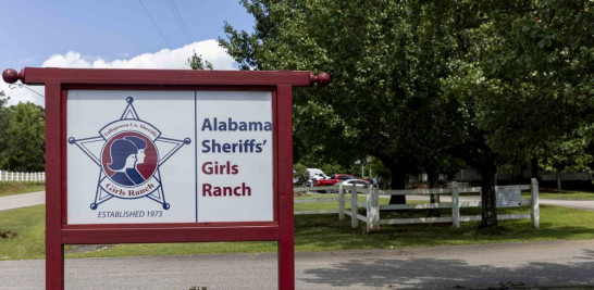 En esta imagen del domingo 20 de junio de 2021 se ve el Girls Ranch de Jefes de Policía de Alabama, en Camp Hill, Alabama, una asociación de ayuda a niñas víctimas de abusos que sufrió la pérdida de varios integrantes en un accidente vial múltiple el día anterior. (AP Foto/Vasha Hunt)
