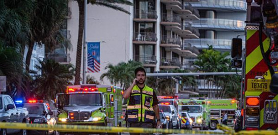 Foto: Un miembro de primeros auxilios camina frente a varios camiones de bomberos cerca del edificio de 12 pisos parcialmente colapsado hoy, cerca de 88th Street y Collins Avenue, en la ciudad de Surfside, al norte de Miami Beach, Florida (EE.UU.).

Foto: EFE/Giorgio Viera