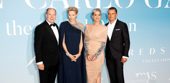 El príncipe Alberto II de Mónaco; su esposa, la princesa Charlene (2-i), la cantante estadounidense Katy Perry y el actor británico Orlando Bloom asisten a la 2  Gala de Montecarlo para el Océano Global en 2018. EFE/Sebastien Nogier