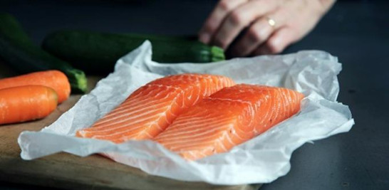 3.-Las grasas omega 3 del salmón son beneficiosas para el cerebro.Foto de Unsplash facilitada por Clínica Neolife